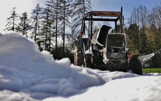 Kaisersbach: Traktor brennt auf Feld aus - Feuerwehr loescht mit grossen Schaummassen die Flammen