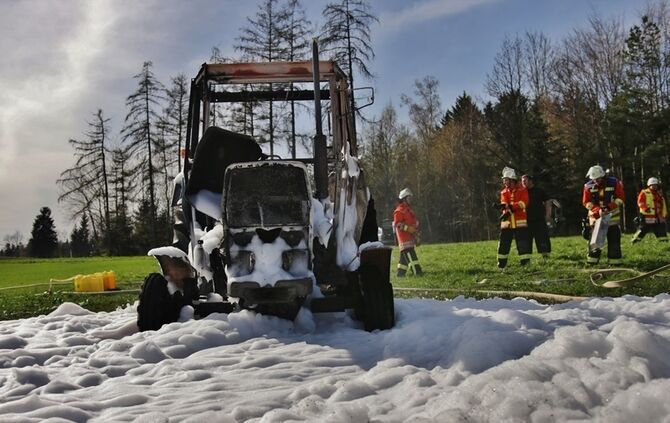 Kaisersbach: Traktor brennt auf Feld aus - Feuerwehr loescht mit grossen Schaummassen die Flammen