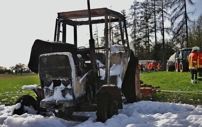 Kaisersbach: Traktor brennt auf Feld aus - Feuerwehr loescht mit grossen Schaummassen die Flammen