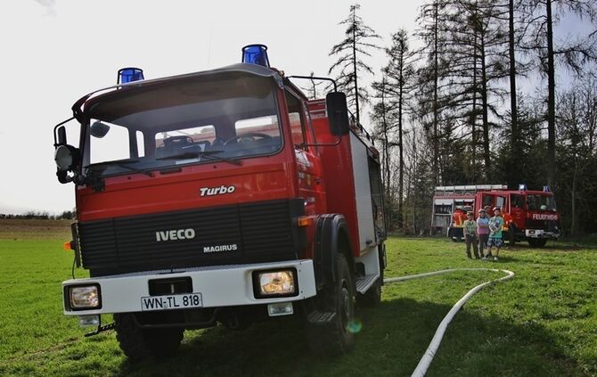 Kaisersbach: Traktor brennt auf Feld aus - Feuerwehr loescht mit grossen Schaummassen die Flammen