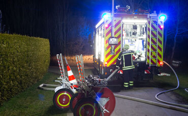 Der Anbau einer Gartenhütte brennt aus ungeklärter Ursache nieder.
