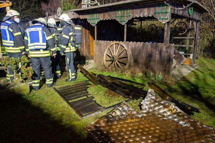 Der Anbau einer Gartenhütte brennt aus ungeklärter Ursache nieder.