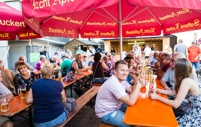 Leutenbacher Hocketse mit Bierspritzer eröffnet - Bild 48_10