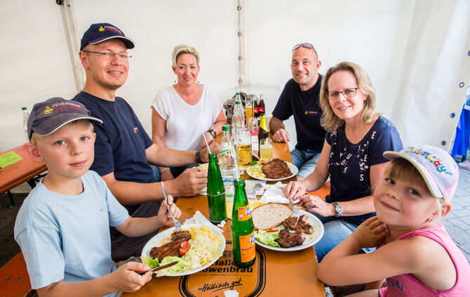 Leutenbacher Hocketse mit Bierspritzer eröffnet - Bild 22_34