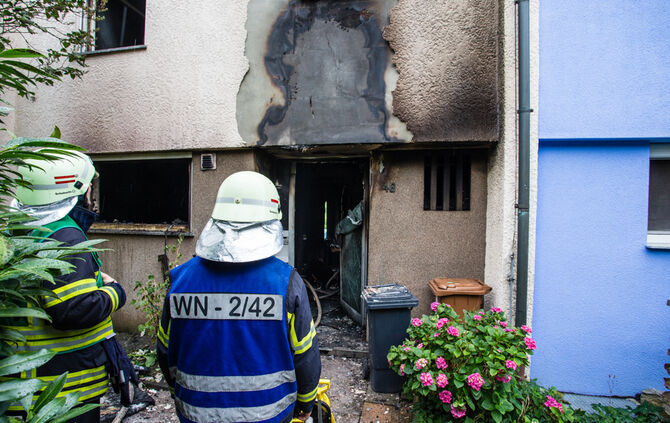 Brand im Reihenhaus – Feuerwehrmann verletzt - Bild 03_0