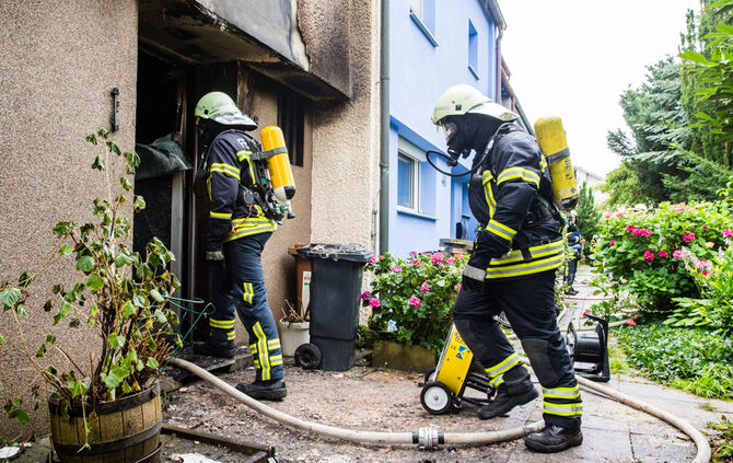 Brand im Reihenhaus – Feuerwehrmann verletzt - Bild 26_1