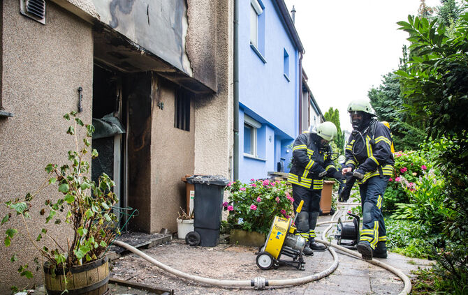 Brand im Reihenhaus – Feuerwehrmann verletzt - Bild 25_3
