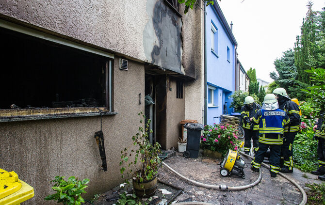 Brand im Reihenhaus – Feuerwehrmann verletzt - Bild 23_4