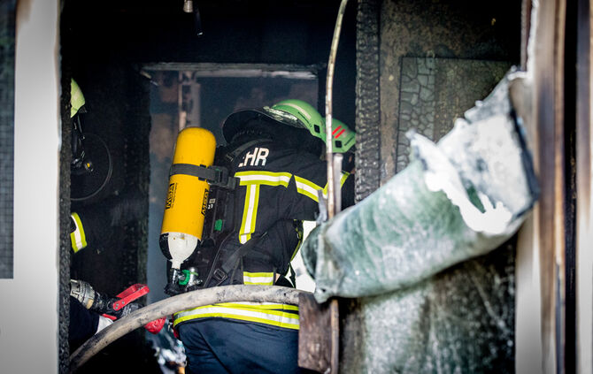 Brand im Reihenhaus – Feuerwehrmann verletzt - Bild 18_9