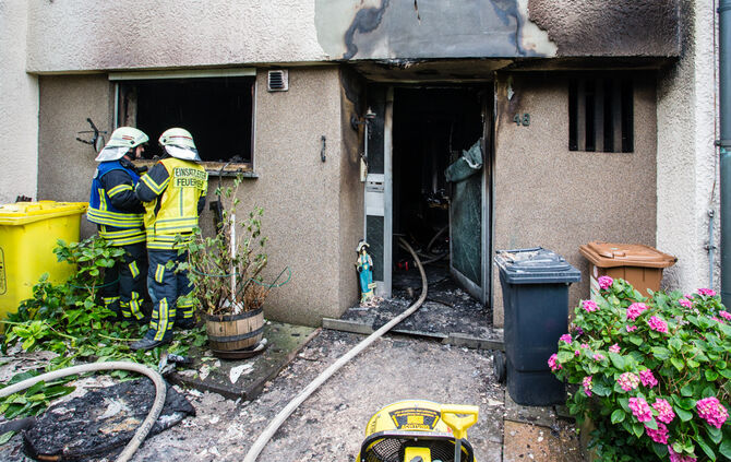 Brand im Reihenhaus – Feuerwehrmann verletzt - Bild 15_12