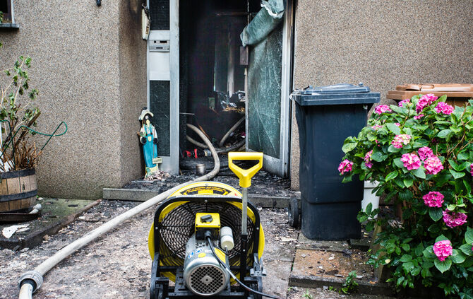 Brand im Reihenhaus – Feuerwehrmann verletzt - Bild 13_14