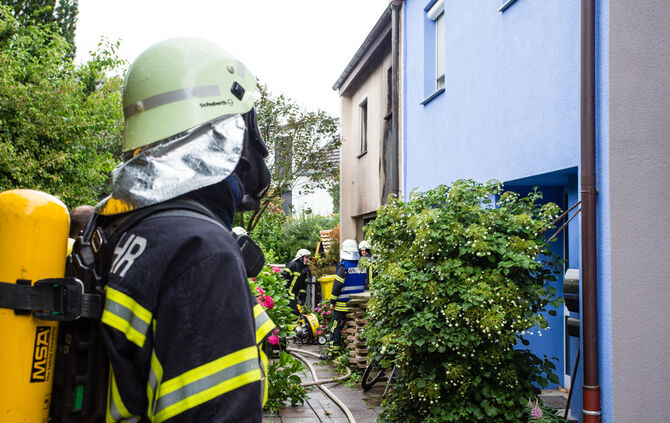Brand im Reihenhaus – Feuerwehrmann verletzt - Bild 11_16