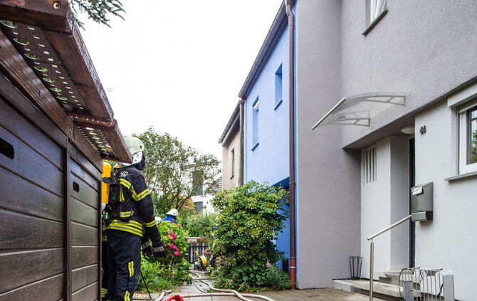 Brand im Reihenhaus – Feuerwehrmann verletzt - Bild 10_17