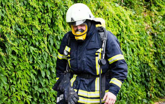 Brand im Reihenhaus – Feuerwehrmann verletzt - Bild 09_18