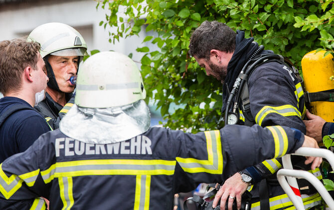 Brand im Reihenhaus – Feuerwehrmann verletzt - Bild 08_19