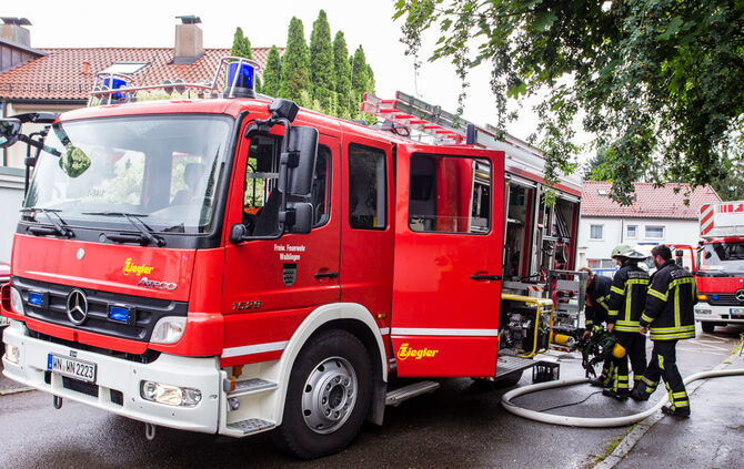Brand im Reihenhaus – Feuerwehrmann verletzt - Bild 04_23
