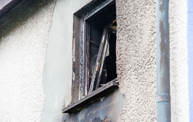 Brand im Reihenhaus – Feuerwehrmann verletzt - Bild 02_24