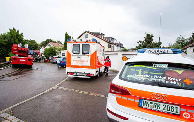 Brand im Reihenhaus – Feuerwehrmann verletzt - Bild 01_25