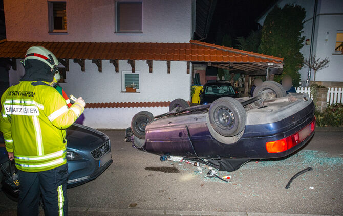 Auto landet nach Unfall auf dem Dach - Bild 08_0