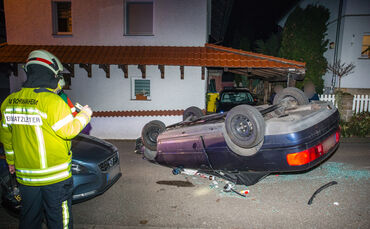 Auto landet nach Unfall auf dem Dach - Bild 08_0