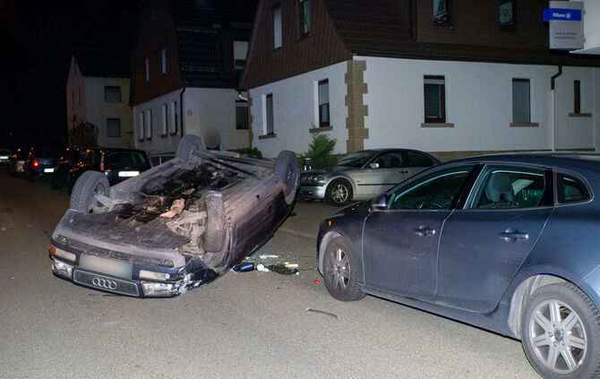 Auto landet nach Unfall auf dem Dach - Bild 01_1