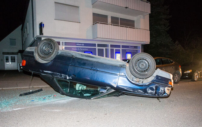 Auto landet nach Unfall auf dem Dach - Bild 02_2