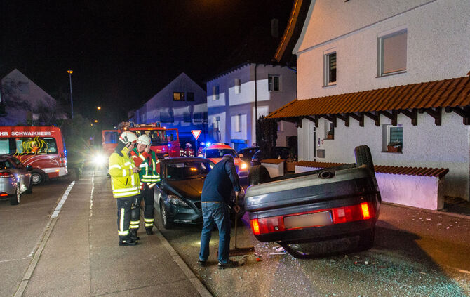 Auto landet nach Unfall auf dem Dach - Bild 04_4