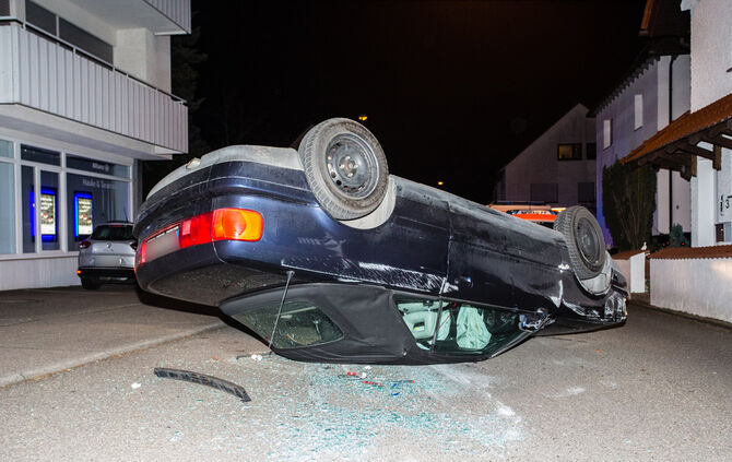 Auto landet nach Unfall auf dem Dach - Bild 05_5