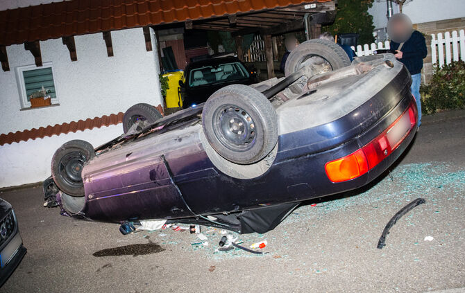 Auto landet nach Unfall auf dem Dach - Bild 09_7
