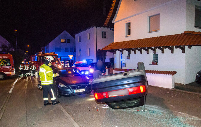 Auto landet nach Unfall auf dem Dach - Bild 11_8