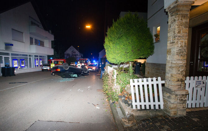 Auto landet nach Unfall auf dem Dach - Bild 06_9