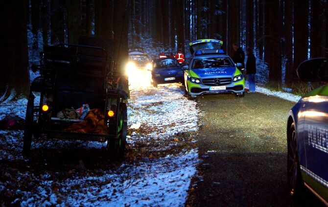 Schwerer Unfall mit Pferdekutsche im verschneiten Wald - Bild 15_5