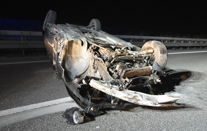 A 8 Neuhausen Ludwigsburg Stuttgart überschlägt sich Flughafen Feuerwehr Polizei Trümmerfeld_0