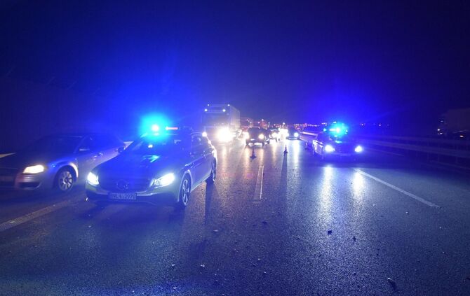 A 8 Neuhausen Ludwigsburg Stuttgart überschlägt sich Flughafen Feuerwehr Polizei Trümmerfeld_3