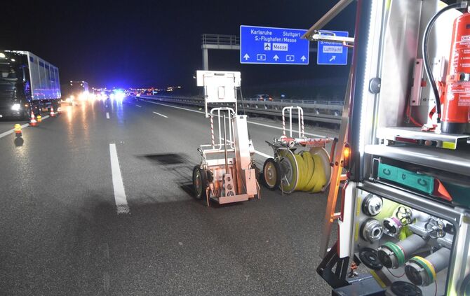 A 8 Neuhausen Ludwigsburg Stuttgart überschlägt sich Flughafen Feuerwehr Polizei Trümmerfeld_4