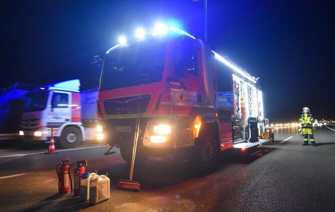 A 8 Neuhausen Ludwigsburg Stuttgart überschlägt sich Flughafen Feuerwehr Polizei Trümmerfeld_5