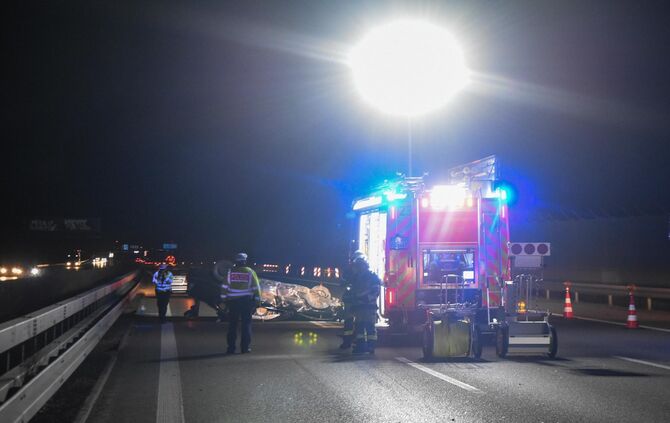 A 8 Neuhausen Ludwigsburg Stuttgart überschlägt sich Flughafen Feuerwehr Polizei Trümmerfeld_6