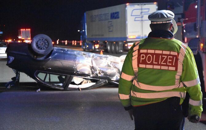 A 8 Neuhausen Ludwigsburg Stuttgart überschlägt sich Flughafen Feuerwehr Polizei Trümmerfeld_7