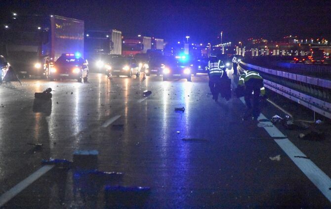 A 8 Neuhausen Ludwigsburg Stuttgart überschlägt sich Flughafen Feuerwehr Polizei Trümmerfeld_9