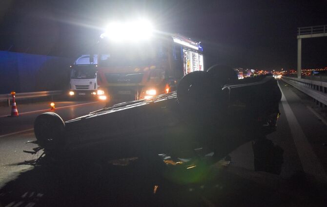 A 8 Neuhausen Ludwigsburg Stuttgart überschlägt sich Flughafen Feuerwehr Polizei Trümmerfeld_10