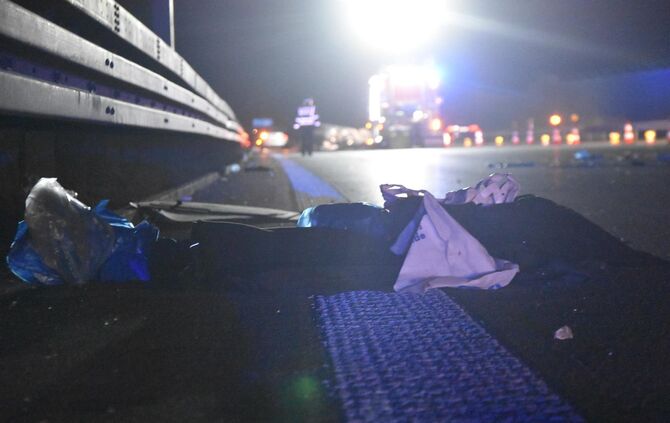 A 8 Neuhausen Ludwigsburg Stuttgart überschlägt sich Flughafen Feuerwehr Polizei Trümmerfeld_11