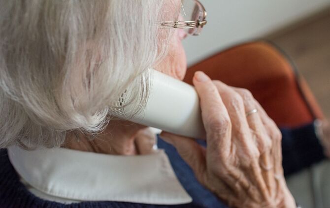 Senior Telefon Enkeltrick Betrugsanruf falsche Polizisten Symbol Symbolbild  Symbolfoto
