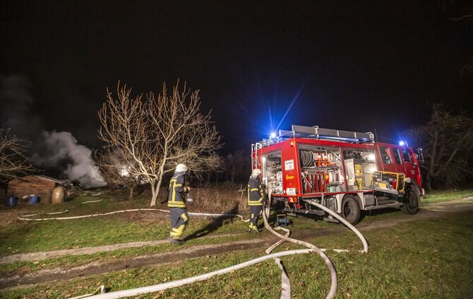 Und schon wieder brennen Holzstapel: Brandstifter lÃ¤sst die Feuerwehr_0