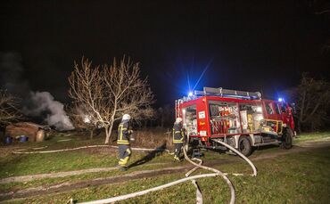 Und schon wieder brennen Holzstapel: Brandstifter lÃ¤sst die Feuerwehr_0