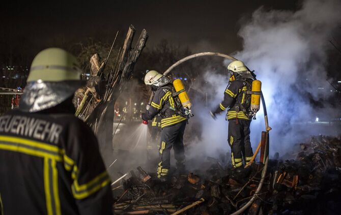 Und schon wieder brennen Holzstapel: Brandstifter lÃ¤sst die Feuerwehr_1