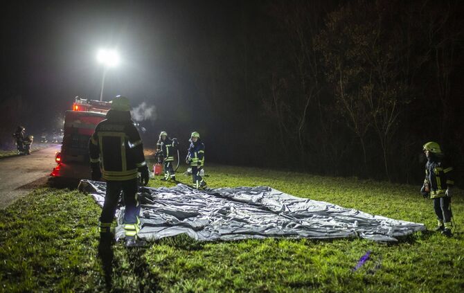 Und schon wieder brennen Holzstapel: Brandstifter lÃ¤sst die Feuerwehr_2