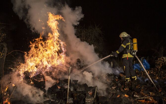 Und schon wieder brennen Holzstapel: Brandstifter lÃ¤sst die Feuerwehr_3