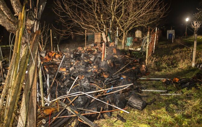 Und schon wieder brennen Holzstapel: Brandstifter lÃ¤sst die Feuerwehr_4