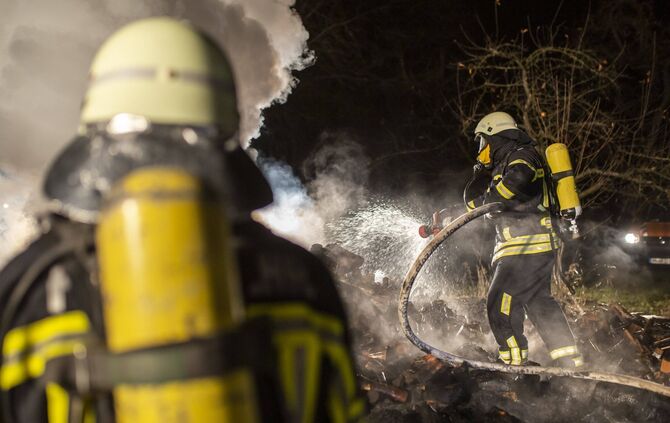 Und schon wieder brennen Holzstapel: Brandstifter lÃ¤sst die Feuerwehr_5