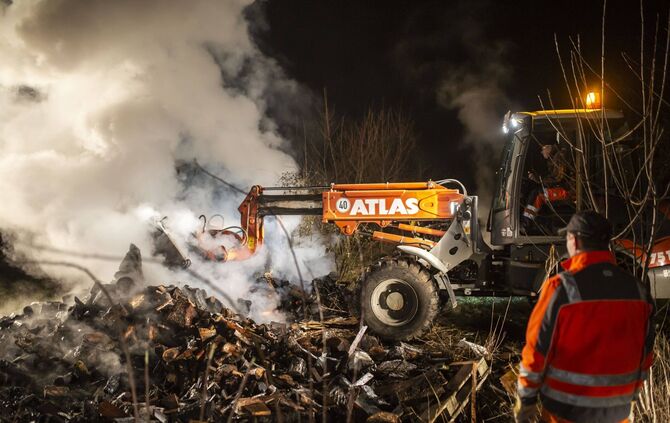 Und schon wieder brennen Holzstapel: Brandstifter lÃ¤sst die Feuerwehr_6